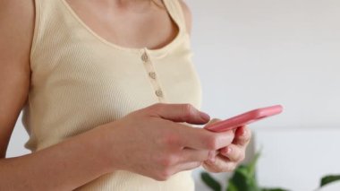 Kadınların el ele tutuştuğu cep telefonları, yararlı bilgi sörfünün tadını çıkarıyorlar. e-posta kontrolü, medya haberleri, fatura ödemeleri 