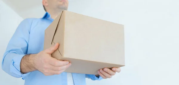 Mano de hombre sosteniendo una caja de cartón presente. Delivery Express, venta de Navidad. Compras en línea. San Valentín. Banner — Foto de Stock
