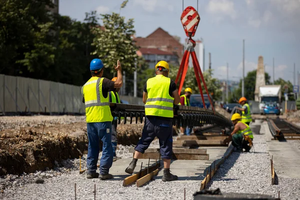 在路线重建过程中 工人们安装了新的电车轨道 — 图库照片