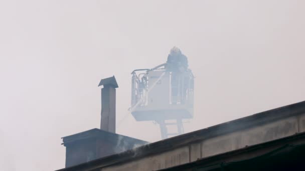 Пожежник Гасить Вогонь Даху Будівлі Повільний Рух — стокове відео