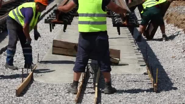 Sofia Bulgarien Juli 2021 Arbeiter Installieren Neue Straßenbahnschienen Während Der — Stockvideo
