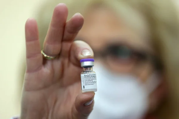 2021年1月18日 保加利亚索菲亚 Aleksandrovska大学医院的一名医务人员展示了一瓶针对Covid 19的辉瑞生物技术疫苗 — 图库照片
