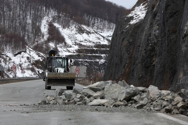 保加利亚索菲亚 2021年1月31日 工人们清理了Struma高速公路8公里处山体滑坡的后遗症 — 图库照片