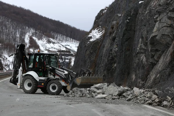 保加利亚索菲亚 2021年1月31日 工人们清理了Struma高速公路8公里处山体滑坡的后遗症 — 图库照片