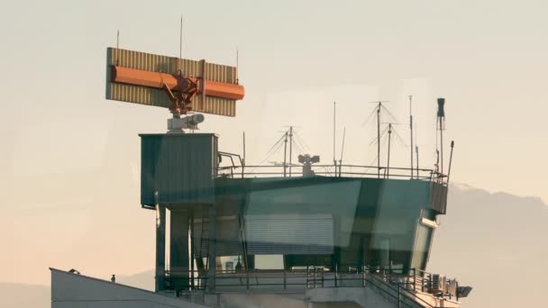 レーダーが設置された空港タワー — ストック動画
