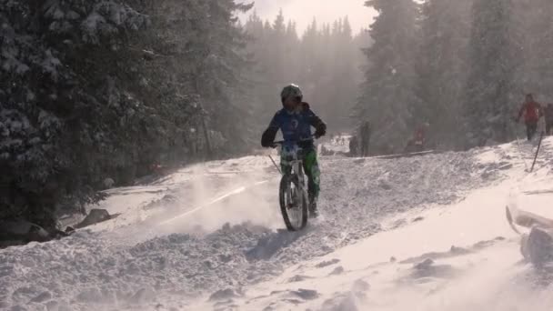 Sofia Bulgarien Januari 2022 Cyklisten Cyklar Nedförsbacke Extrem Snöridning Mountainbike — Stockvideo