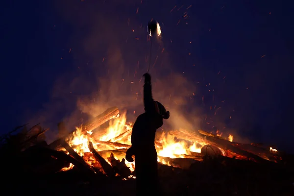 Child Spins Rings Fire Ritual Celebration Sirni Zagovezni First Sunday — стоковое фото