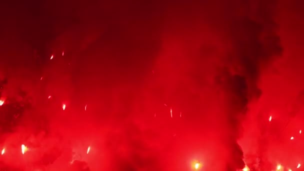 Фанаты Светятся Красными Вспышками Время Футбольного Матча — стоковое видео