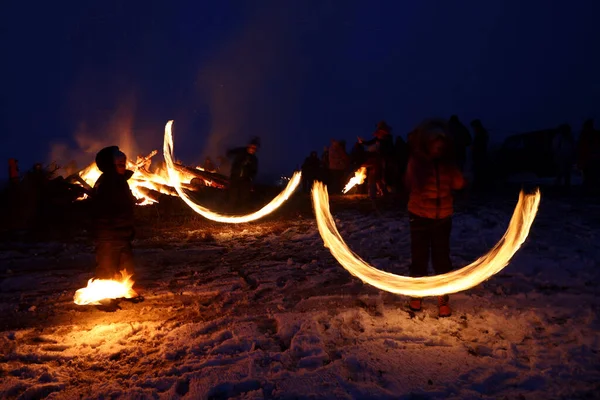 Barn Snurrar Ringar Eld Ritual För Att Fira Sirni Zagovezni — Stockfoto