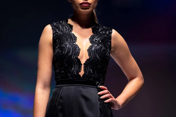 Kobieta Modelka Prezentuje Kreację Podczas Tygodnia Mody Czarna Sukienka — Zdjęcie stockowe