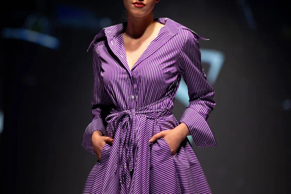 Kobieta Modelka Prezentuje Kreację Podczas Tygodnia Mody Fioletowa Sukienka — Zdjęcie stockowe