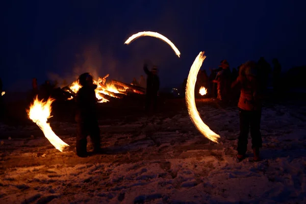 Bambini Fanno Girare Anelli Fuoco Rituale Celebrazione Sirni Zagovezni Prima — Foto Stock