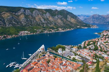 St. John Kalesi 'nin gözlem güvertesinden, eski evlerin kırmızı çatılarına, Kotor kasabalarına, Kotor Körfezi' ne ve marina Körfezi 'ne kadar manzaralı bir manzara.