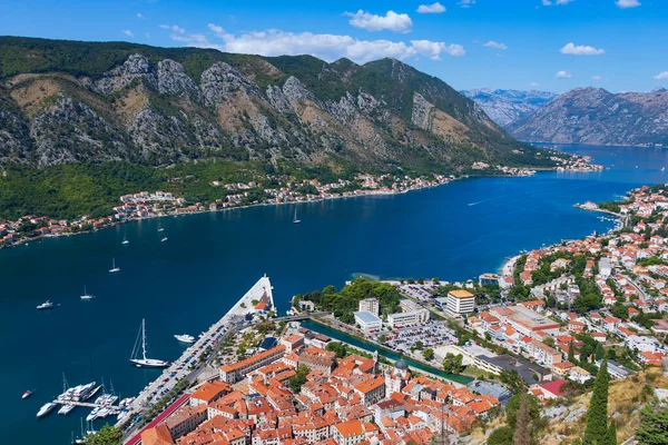 St. John Kalesi 'nin gözlem güvertesinden, eski evlerin kırmızı çatılarına, Kotor kasabalarına, Kotor Körfezi' ne ve marina Körfezi 'ne kadar manzaralı bir manzara.
