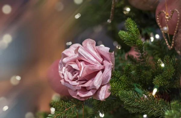 Noel veya yeni yıl arkaplanı, tebrik kartı, ön plandaki Noel ağacında süslü kadife gül, parlak bokeh ve bedava fotokopi alanı ile bulanık arkaplan