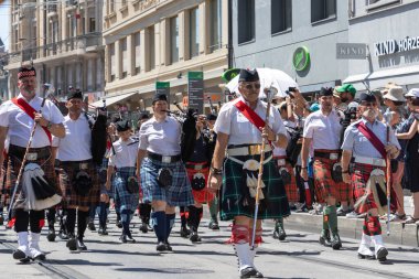 Basel, İsviçre, 16 Temmuz 2022 Basel Dövmesi, gayda çalan ve bateristlerle sokak kostüm geçidi, İsviçre bandosu