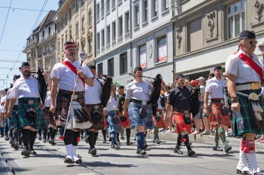 Basel, İsviçre, 16 Temmuz 2022 Basel Dövmesi, gayda çalan ve bateristlerle sokak kostüm geçidi, İsviçre bandosu