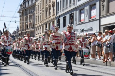 Basel, İsviçre, 16 Temmuz 2022 Basel Dövmesi, gayda çalan ve bateristlerle sokak kostüm geçidi, İsviçre bandosu