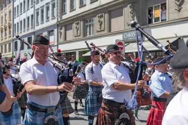 Basel, İsviçre, 16 Temmuz 2022 Basel Dövmesi, gayda çalan ve bateristlerle sokak kostüm geçidi, İsviçre bandosu