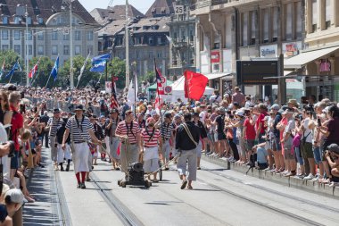 Basel, İsviçre, 16 Temmuz 2022 Basel Dövmesi, gayda çalan ve bateristlerle sokak kostüm geçidi, İsviçre bandosu