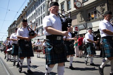 Basel, İsviçre, 16 Temmuz 2022 Basel Dövmesi, gayda çalan ve bateristlerle sokak kostüm geçidi, İsviçre bandosu