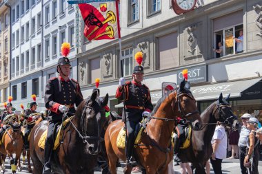 Basel, İsviçre, 16 Temmuz 2022 Basel Dövmesi, gayda çalan ve bateristlerle sokak kostüm geçidi, İsviçre bandosu