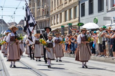 Basel, İsviçre, 16 Temmuz 2022 Basel Dövmesi, gayda çalan ve bateristlerle sokak kostüm geçidi, İsviçre bandosu