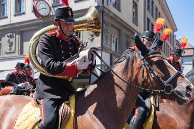 Basel, İsviçre, 16 Temmuz 2022 Basel Dövmesi, gayda çalan ve bateristlerle sokak kostüm geçidi, İsviçre bandosu