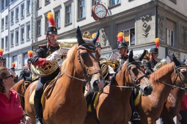 Basel, İsviçre, 16 Temmuz 2022 Basel Dövmesi, gayda çalan ve bateristlerle sokak kostüm geçidi, İsviçre bandosu