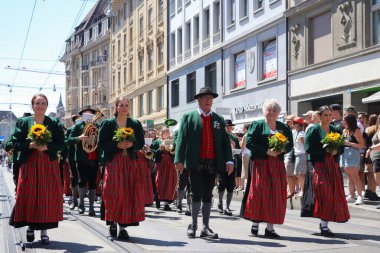 Basel, İsviçre, 16 Temmuz 2022 Basel Dövmesi, gayda çalan ve bateristlerle sokak kostüm geçidi, İsviçre bandosu