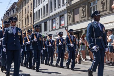 Basel, İsviçre, 16 Temmuz 2022 Basel Dövmesi, gayda çalan ve bateristlerle sokak kostüm geçidi, İsviçre bandosu