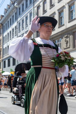 Basel, İsviçre, 16 Temmuz 2022 Basel Dövmesi, gayda çalan ve bateristlerle sokak kostüm geçidi, İsviçre bandosu