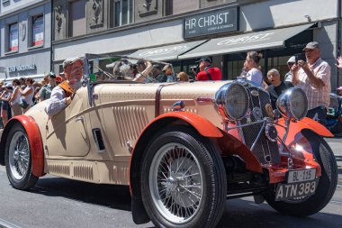 Basel, İsviçre, 16 Temmuz 2022 Basel Dövmesi, gayda çalan ve bateristlerle sokak kostüm geçidi, İsviçre bandosu
