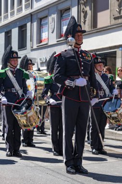 Basel, İsviçre, 16 Temmuz 2022 Basel Dövmesi, gayda çalan ve bateristlerle sokak kostüm geçidi, İsviçre bandosu
