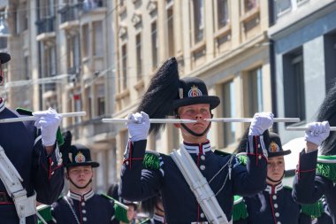 Basel, İsviçre, 16 Temmuz 2022 Basel Dövmesi, gayda çalan ve bateristlerle sokak kostüm geçidi, İsviçre bandosu