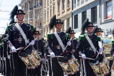Basel, İsviçre, 16 Temmuz 2022 Basel Dövmesi, gayda çalan ve bateristlerle sokak kostüm geçidi, İsviçre bandosu