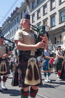 Basel, İsviçre, 16 Temmuz 2022 Basel Dövmesi, gayda çalan ve bateristlerle sokak kostüm geçidi, İsviçre bandosu