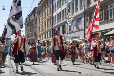Basel, İsviçre, 16 Temmuz 2022 Basel Dövmesi, gayda çalan ve bateristlerle sokak kostüm geçidi, İsviçre bandosu