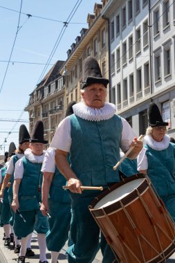 Basel, İsviçre, 16 Temmuz 2022 Basel Dövmesi, gayda çalan ve bateristlerle sokak kostüm geçidi, İsviçre bandosu