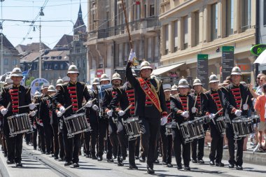 Basel, İsviçre, 16 Temmuz 2022 Basel Dövmesi, gayda çalan ve bateristlerle sokak kostüm geçidi, İsviçre bandosu
