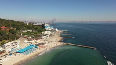 Odesa, Ukrayna - Eylül 06 2021: Lanzheron gezinti güvertesinde yunus aryumu, insansız hava aracı görüntüsü