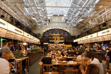 Kyiv, Ukrayna - 20 Ağustos 2021: Kyiv Gıda Pazarı - Arsenal fabrikasının eski binasının çatısı altında 22 restoran