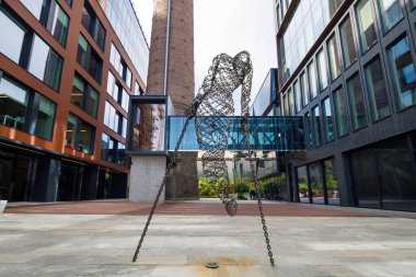 Kyiv, Ukrayna - 20 Ağustos 2021: Birim Şehri 'nde yeni bir sanat objesi olan çelik zincirlerden yapılmış figür