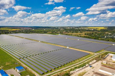 Ukrayna 'nın Kamianka kentindeki nehrin yukarısındaki tepedeki Güneş panellerinin hava görüntüsü.