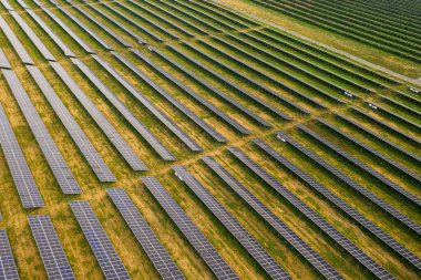 Ukrayna 'nın Kamianka kentindeki nehrin yukarısındaki tepedeki Güneş panellerinin hava görüntüsü.
