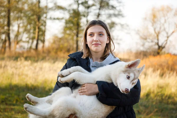 Jeune Fille Avec Chiot Husky Dans Forêt Automne — Photo