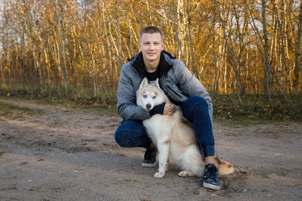 Criador Cão Está Abraçando Com Seu Cão Husky Floresta Outono — Fotografia de Stock