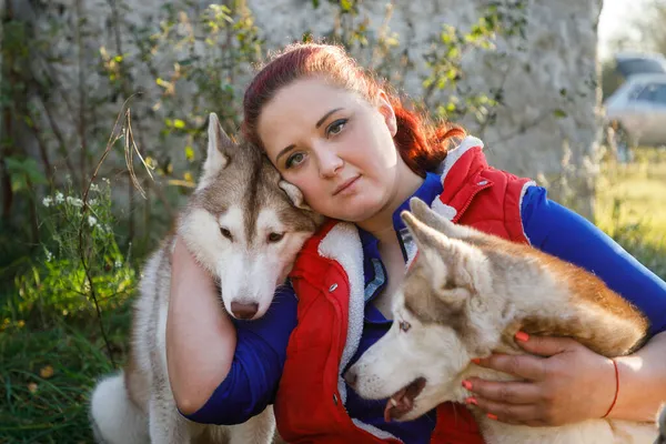 Criador Perros Está Abrazando Con Sus Perros Husky Aire Libre — Foto de Stock