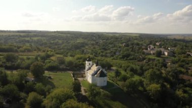 Ukrayna 'nın Subotiv köyündeki Illinska Kilisesi, insansız hava aracı manzaralı.