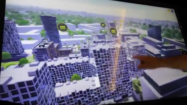 ウクライナのキエフ 2021年8月20日 ユニットシティのタッチスクリーン上で都市プロジェクトの3D地区を提示する人間の手 — ストック動画